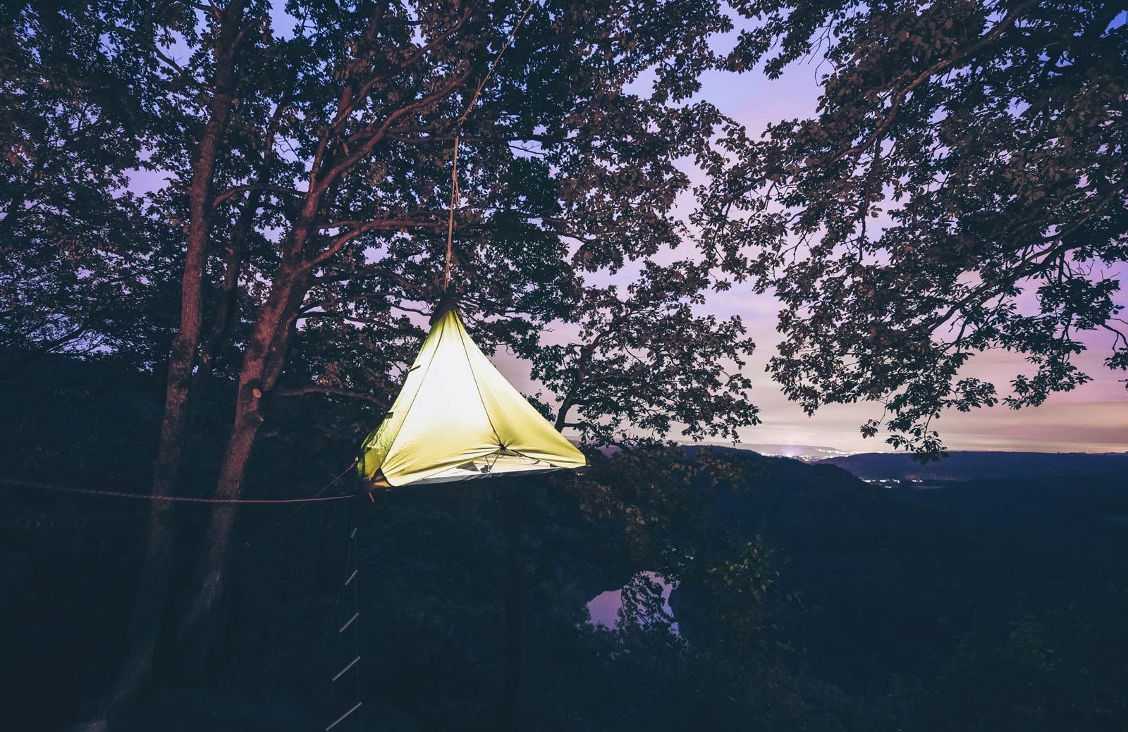 dormir dans une tente suspendu dans un arbre