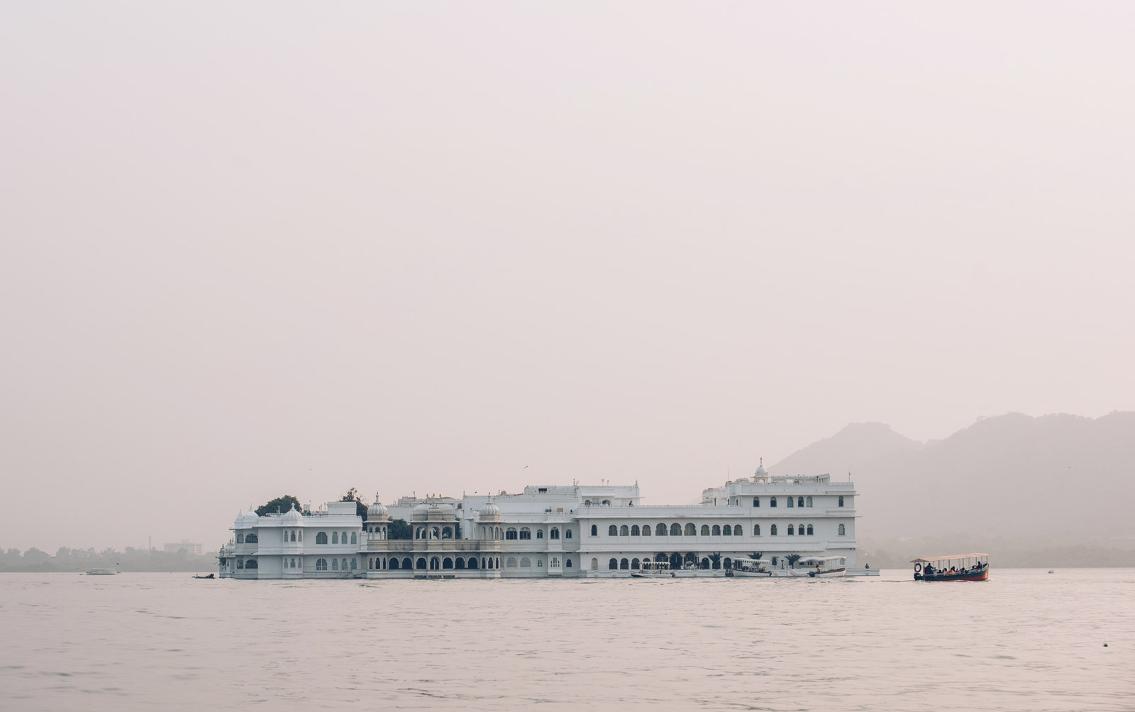 taj lake palace udaipur 