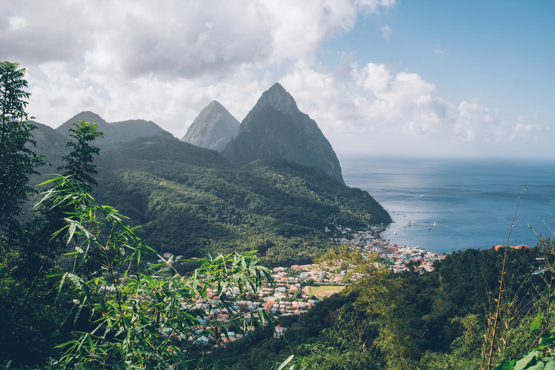 Sainte Lucie, Vue sur les pitons