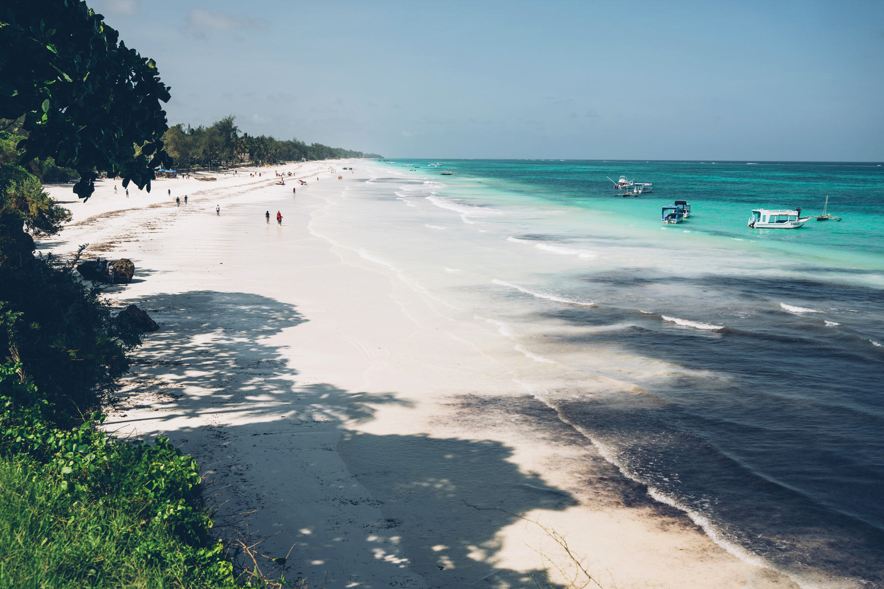 Mombasa, plage de sable blanc au Kenya