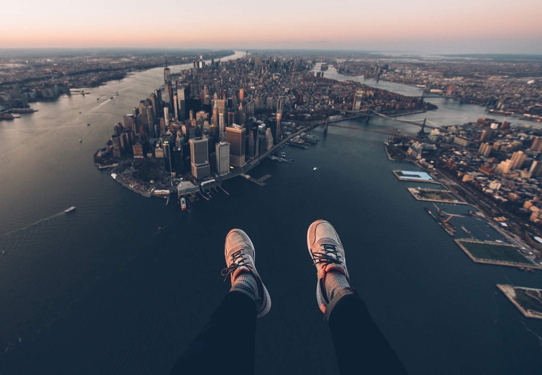 Vol en hélico à New York sans les portes les pieds dans le vide