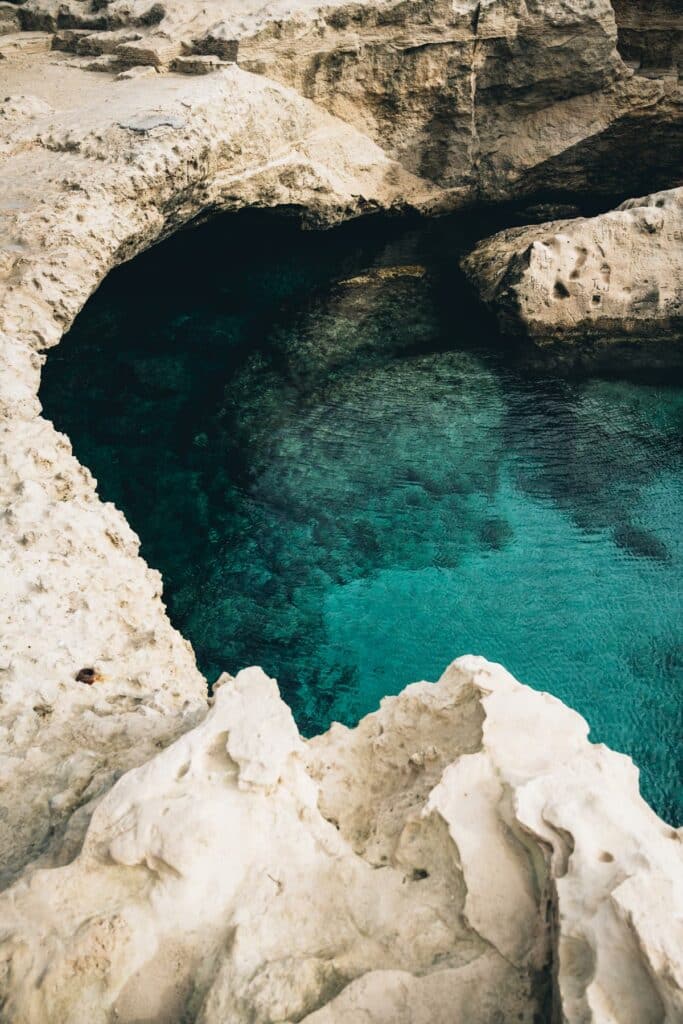 Grotte de la poésie, Les Pouilles