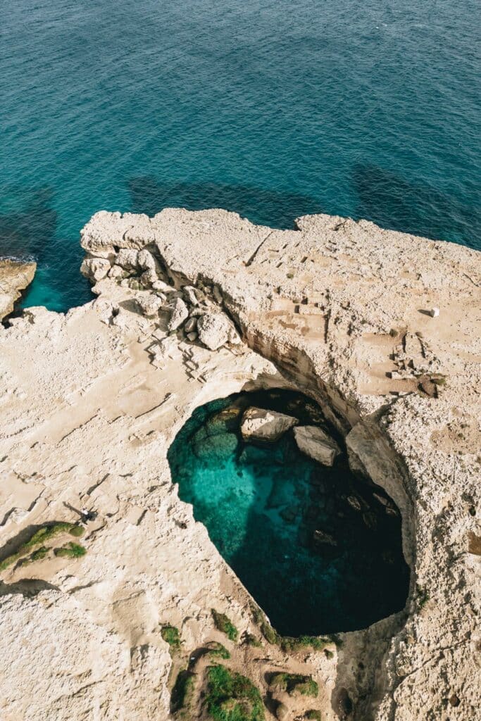 Grotte de la poésie, Les Pouilles