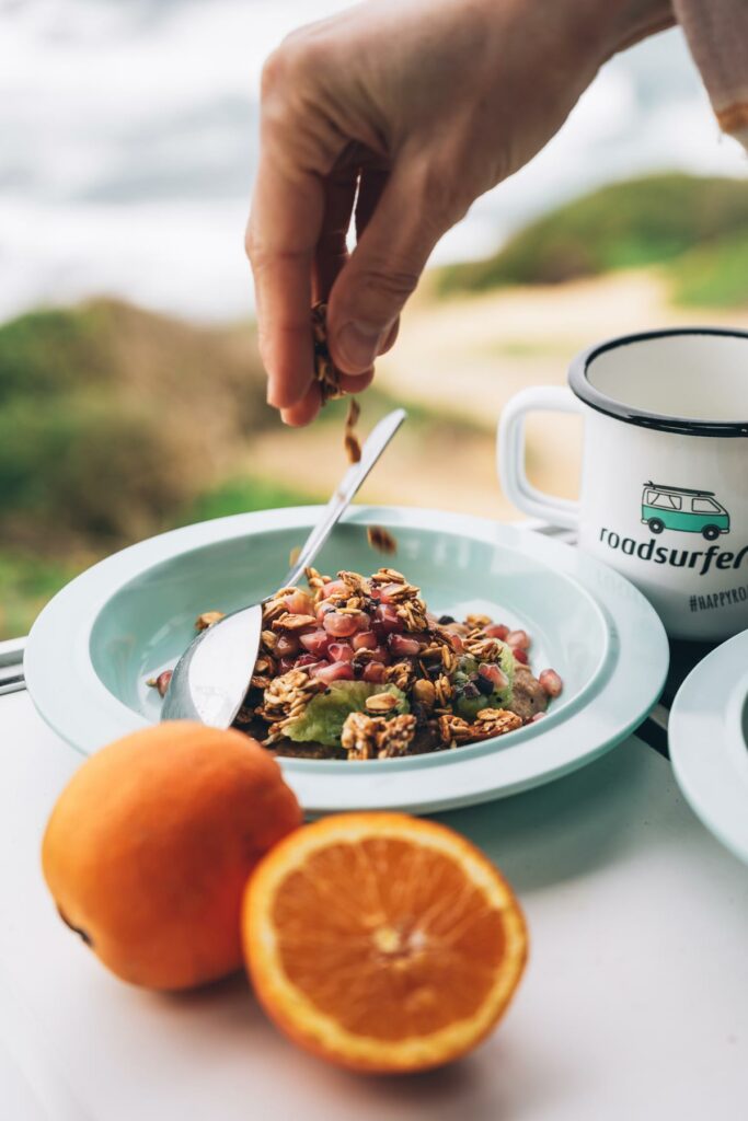 Petit déjeuner en van au Portugal